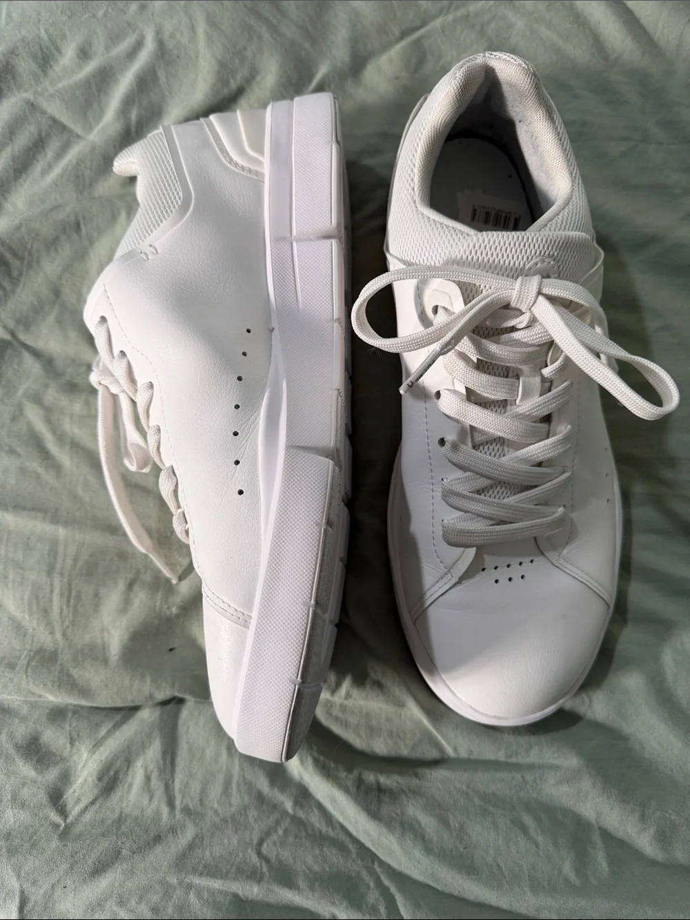 On Clouds On Running; The Roger Advantage- Basic All-White Casual Shoes